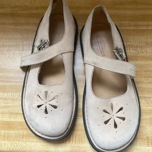 Kickers sandals european size 39. Us size 8.5